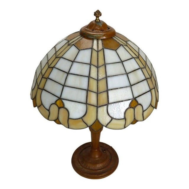 Cream 1920s Arts & Crafts Bradley & Hubbard Style Stained Leaded Glass Table Lamp For Sale - Image 8 of 11