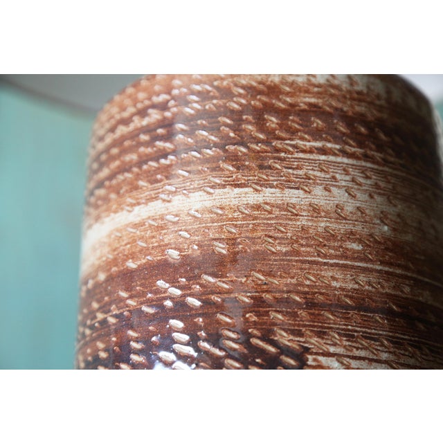 1960s Gordon and Jane Martz 170 Lamp Pair for Marshall Studios Maroon Sgraffito Thick Neck - a Pair For Sale - Image 9 of 12
