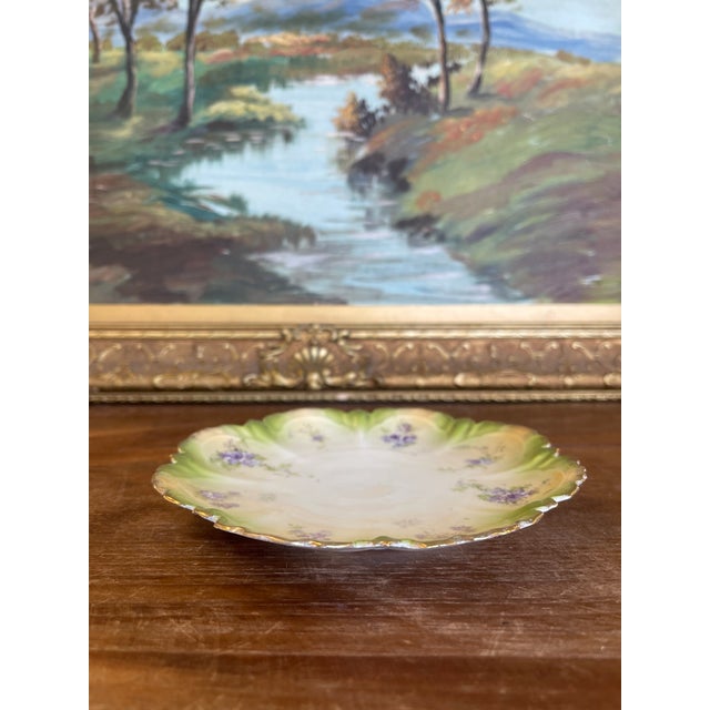 1970s 1970s Hand-Painted Cabinet Plate With Green and Gold Toned Ombre Border and Purple Floral Sprays For Sale - Image 5 of 9