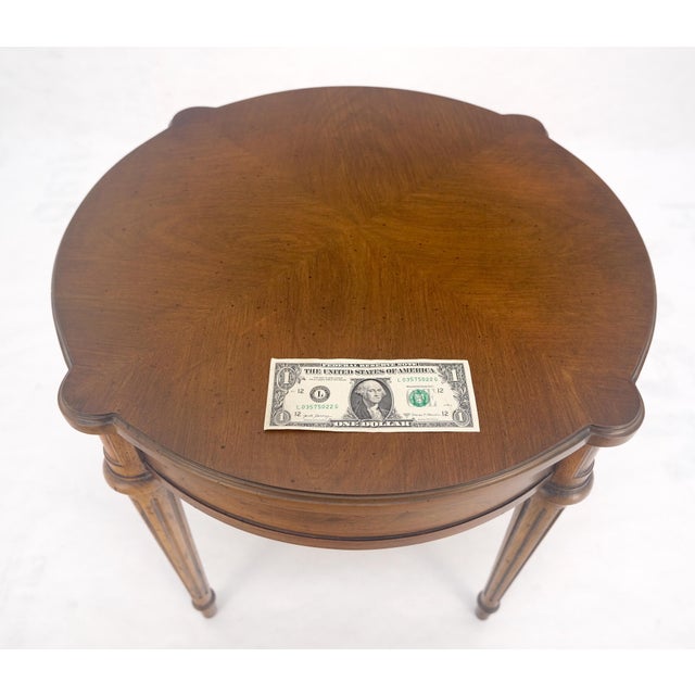 Heritage Furniture Heritage Henredon Round Fruitwood Lamp Side Table on Tapered Legs MINT For Sale - Image 4 of 13