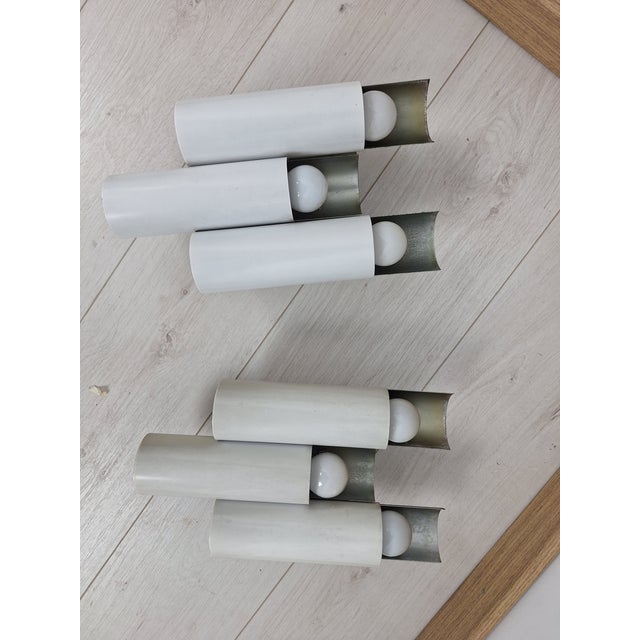 Mid-Century Modern Three-Light Tubetto Wall Lamps in White Iron and Chrome by Stilnovo, 1960s, Set of 2 For Sale - Image 3 of 8