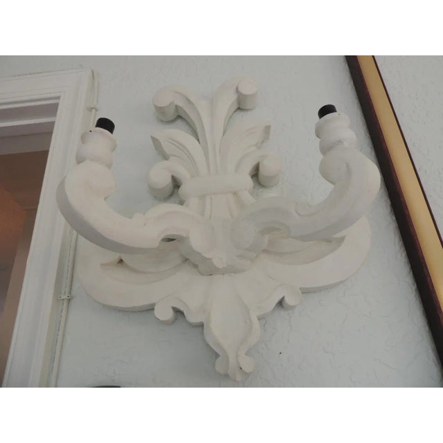 Vintage White Plaster "Flor de Lis" Wall Sconce after Dorothy Draper Style For Sale In Atlanta - Image 6 of 9