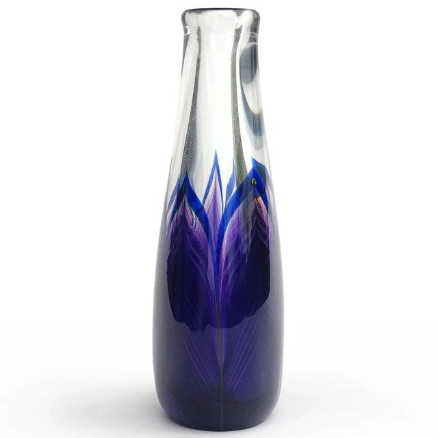 Zellique Studio Joseph Morel 1987 Signed Purple Blue Peacock Feather Vintage Art Glass Vanity Flower Vase For Sale - Image 4 of 8