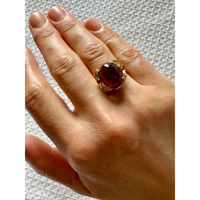10.5 Carat Oval Garnet Cabochon 14 Karat Yellow Gold Cocktail Ring Vintage For Sale - Image 14 of 18