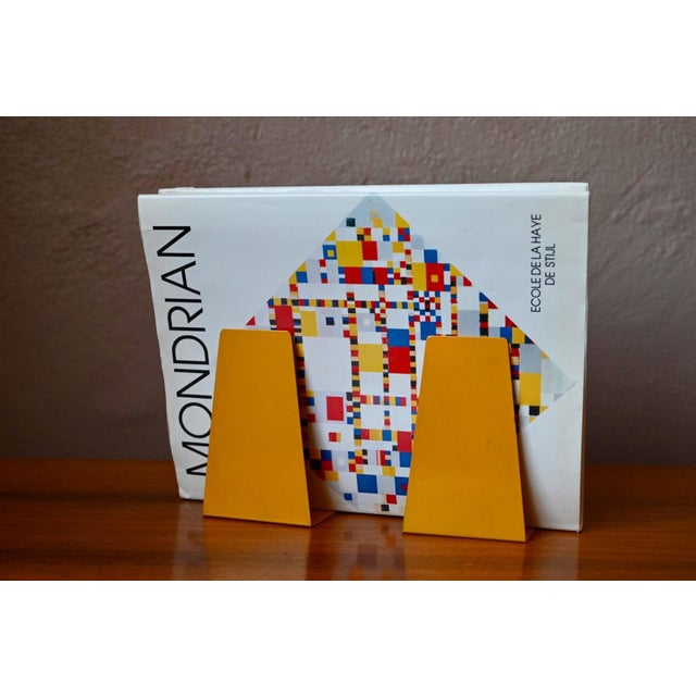 Minimalist Bookends in Yellow Lacquered Metal, 1960s, Set of 2 For Sale - Image 6 of 6