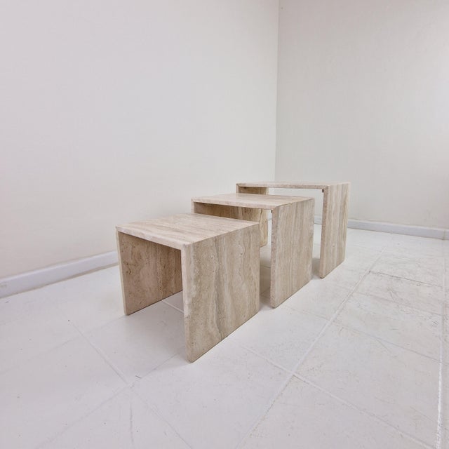 Mid-Century Modern Italian Grooved Travertine Nesting Tables, 1980s, Set of 3 For Sale - Image 3 of 18