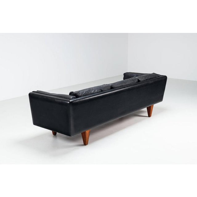 Model V11 Sofa in Black Leather by Illum Wikkelsø for Holger Christiansen, Denmark, 1960s For Sale - Image 10 of 18