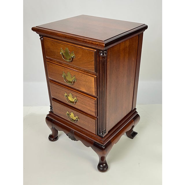 Mid 20th Century Vintage Continental Furniture Co. Queen Anne Style Mahogany 4-Drawer Bedside Chest For Sale - Image 5 of 16