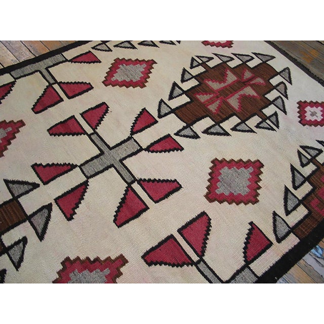 1930s Ivory Gray Diamond Medallion Flat Weave Antique American Navajo Rug 3'6" X 6'0" Wool Carpet For Sale - Image 4 of 5