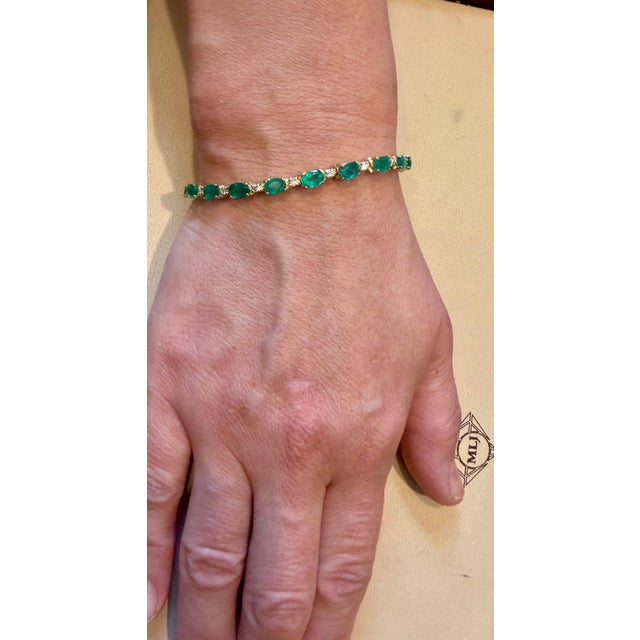 9 Carat Natural Emerald & Diamond Cocktail Tennis Bracelet 14 Karat Yellow Gold For Sale - Image 11 of 18
