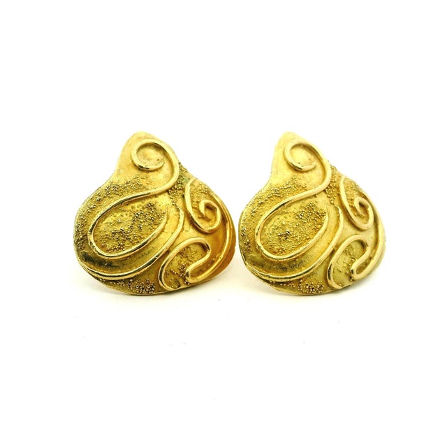 1970s Elizabeth Gage 18k Gold Sculptural Scroll Clip Earrings, A Pair For Sale - Image 4 of 17