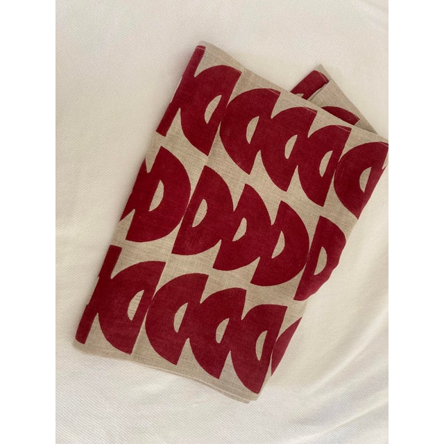 A beautiful table runner from British designer Molly Mahon in linen. This is the iconic "Luna" pattern in a cranberry...
