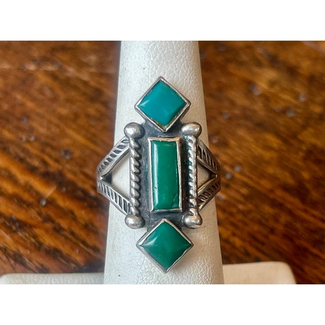 Fred Harvey Era Arrow Style Three Stone Turquoise Ring, Size 6.5 For Sale - Image 9 of 12