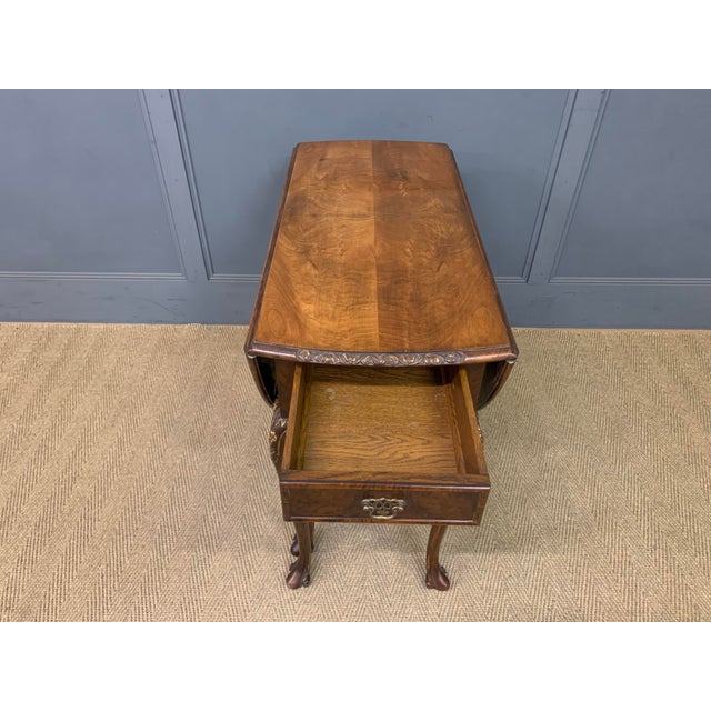 A charming drop flap table in burr walnut in the Queen Anne style. Dating from the early 20th century and well constructed...