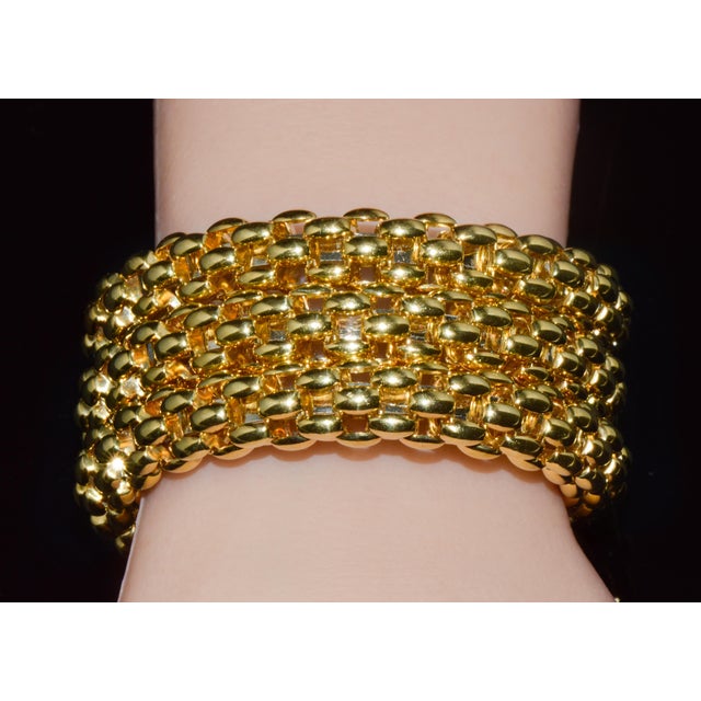 Mid-Century Modern Late 20th Century Italian Fope Flex’it Blue Sapphire Woven Triple Wrap Bangle Bracelet in 18k Yellow & White Gold For Sale - Image 3 of 15