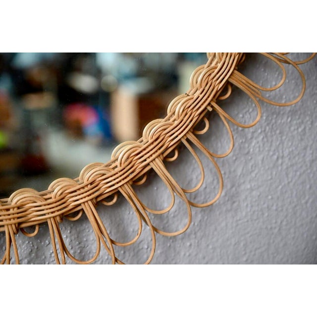 A large rattan mirror full of pep, in the shape of a flower or sun. Alone or in a collection, it will be as useful as it...