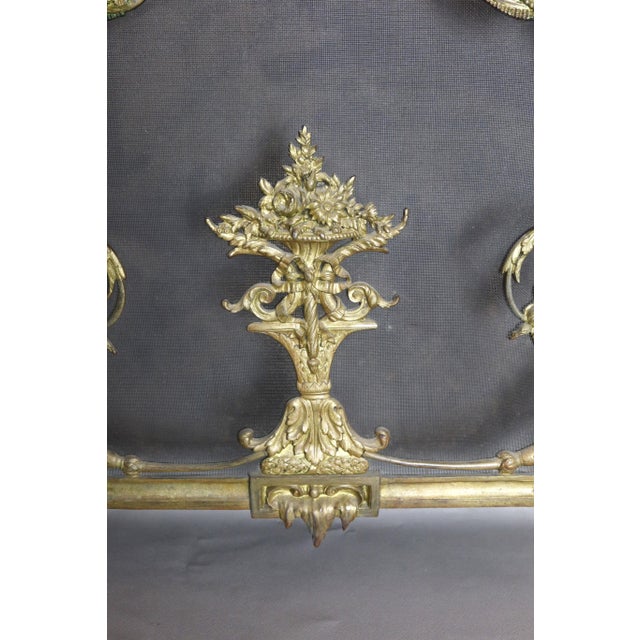 Gilt bronze fire screen in very good condition. Napoleon III period. DIMENSIONS: 0.74m wide and 0.78m high.