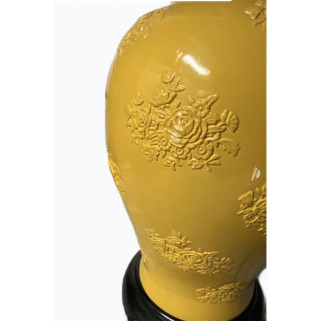 Late 19th Century Chinoiserie Embossed Yellow Ginger Jar Lamp on Wood Base For Sale - Image 4 of 7