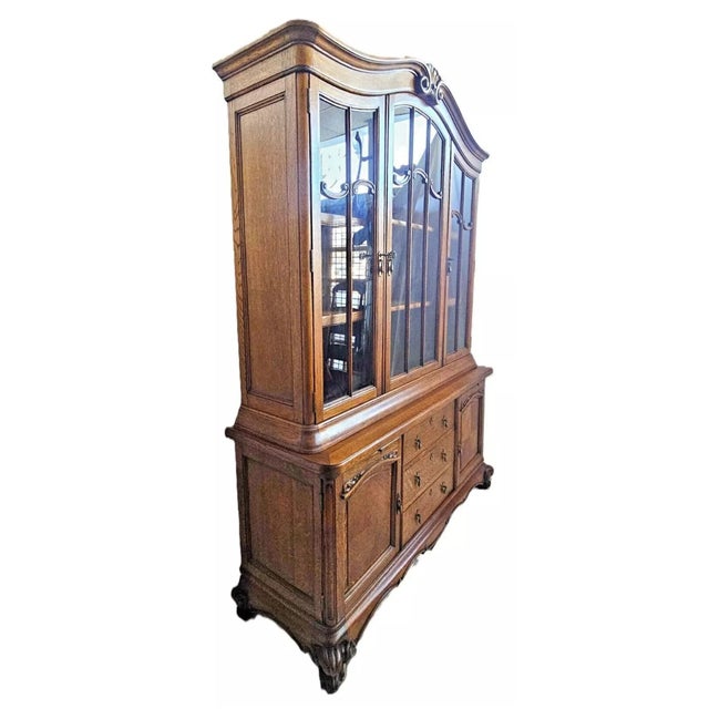 Vintage 1930s Country French Louis XV Quarter Sawn Oak China Cabinet Hutch For Sale - Image 4 of 12