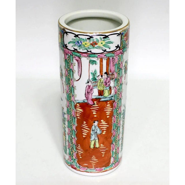 1960s Large Vintage Hong Kong Chinese Hand Painted Rose Medallion White Porcelain 'Hat Stand' Cylinder Vase, Gilt Highlights For Sale - Image 5 of 7