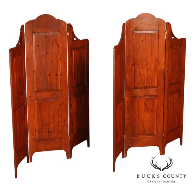 Rustic Colonial Style Pair of Pine Folding Dressing Screens For Sale
