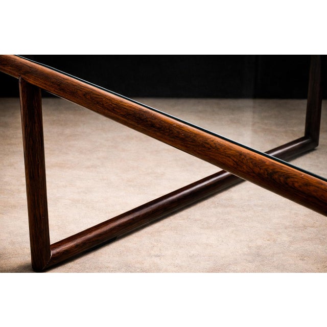 Transparent Brazilian Modern Coffee Table in Rosewood & Glass, Joaquim Tenreiro, 1960s — Lot 750B For Sale - Image 8 of 15