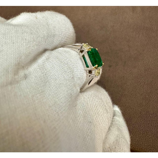 Modern 3 Ct Emerald Cut Colombian Emerald & 0.8 Ct Yellow Diamond Ring 18Kt White Gold For Sale - Image 3 of 8