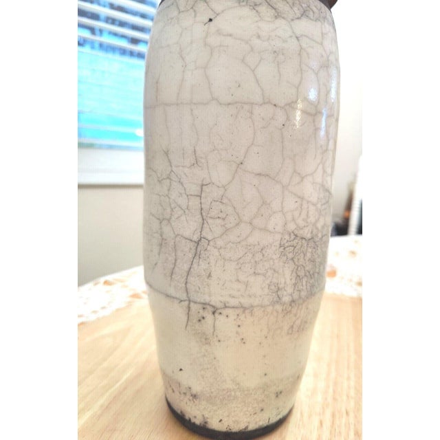 Vintage Mid Century Studio Art Raku Signed Es White Crackle Glaze + Graphite Studio Pottery Tall Vase Ruffled Top For Sale - Image 9 of 13