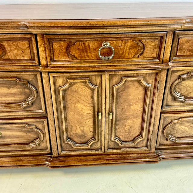 Auburn 1968 Mid-Century Traditional Thomasville 7-Drawer Plus Dresser With Burl Wood Accents For Sale - Image 8 of 15