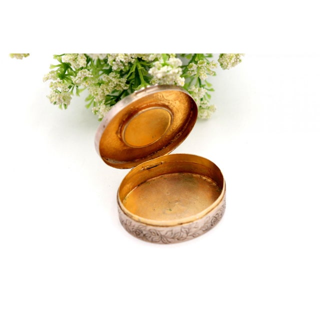 Silver Pill Box with Floral Motifs, in Good conditions. Designed 1920 to 1949