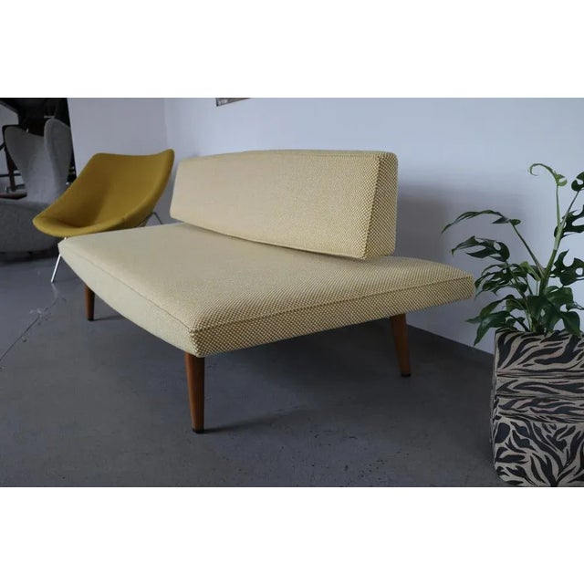 The daybed was completely newly upholstered and moved into the Kvadrat "Sisu" with a high -quality woolen fabric. The...