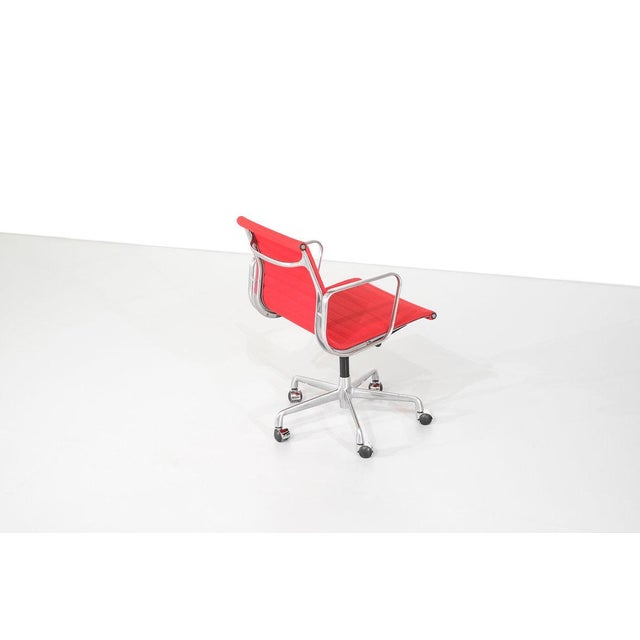 EA 117 Armchair by Charles Ray Eames for ICF, 1980s, in Flawless conditions. Designed 1980 to 1989