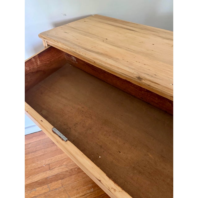 Late 19th Century Scrubbed Pine Chest of Drawers For Sale In Philadelphia - Image 6 of 9