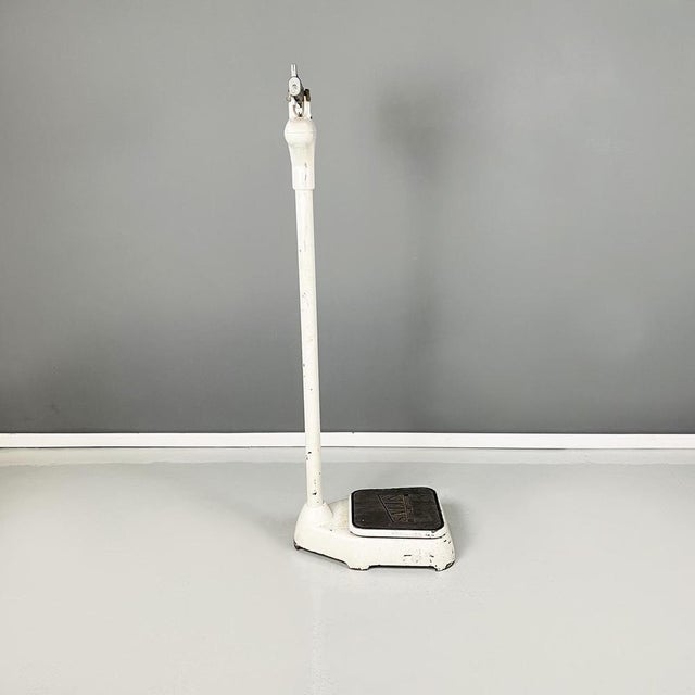 Mid-Century Modern Italian White Metal Vertical Medical Scale from Salus, 1960s For Sale - Image 3 of 17