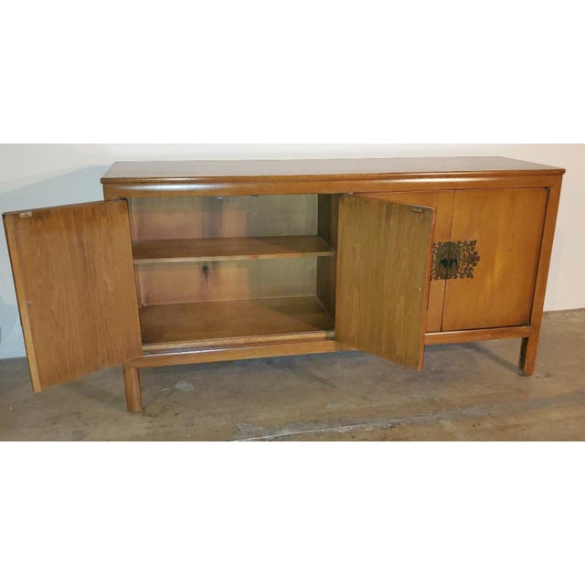 Wood 1960s Vintage Mid-Century Maple Buffet Credenza With Ornate Brass Key Knobs For Sale - Image 7 of 13