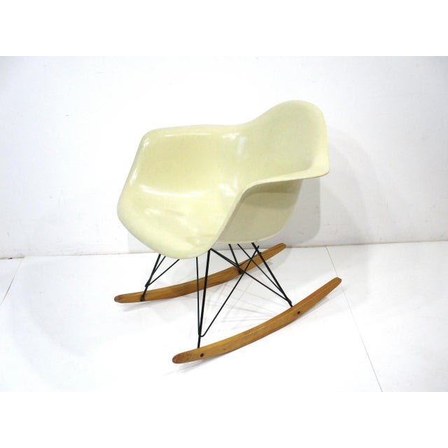 Mid-Century Modern Eames Arm Shell Rocking Chair for Herman Miller For Sale - Image 3 of 11