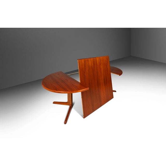 Introducing a rare and elegant extension dining table crafted in Denmark in the 1970s by the renowned Skovby Møbelfabrik...