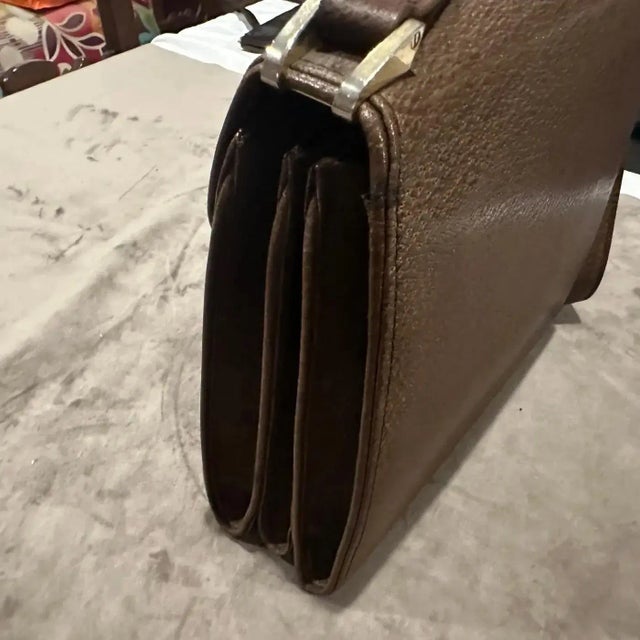 An Elegant 1970s Brown Leather and Brass Hardware Shoulder Bag by Gucci For Sale - Image 10 of 16