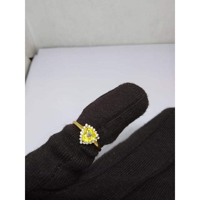 Natural Yellow Sapphire 0.75cts & Diamond 0.15cts Ring in 18k Gold For Sale - Image 4 of 6