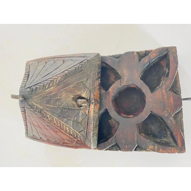Brown 19th Century African Hand Carved Wooden Powder Box in Brown Color For Sale - Image 8 of 13