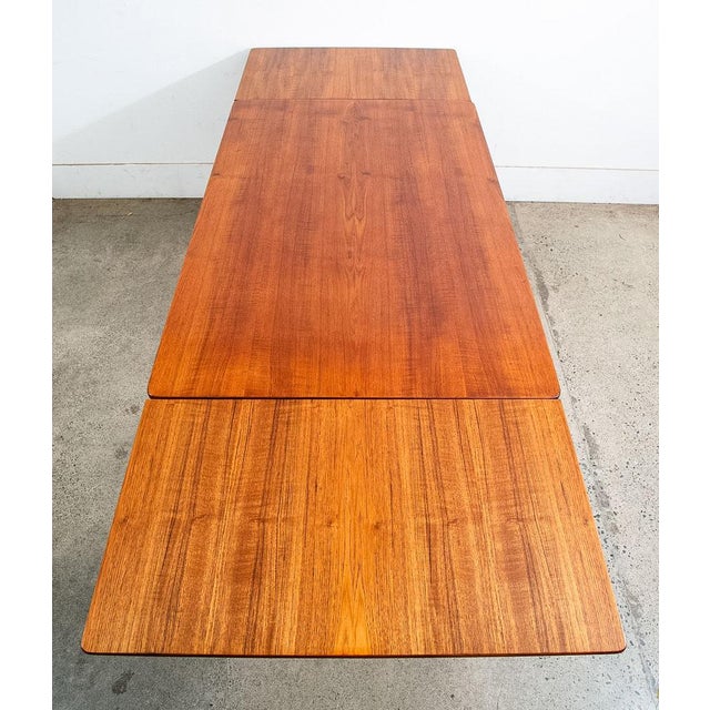 This is an excellent restored teak dining table, made in Denmark. It features two extendable draw leaves, that pull out to...