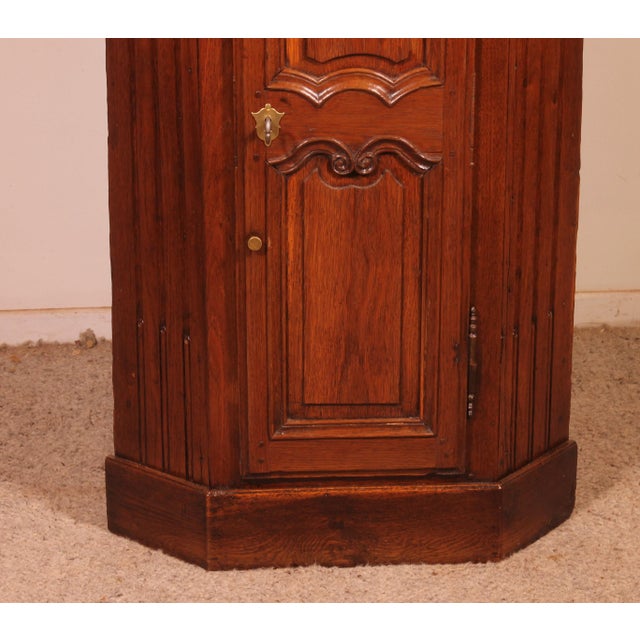 Charming small Louis XV period oak corner cabinet - 18th century A rare, small model consisting of a door with shelves....