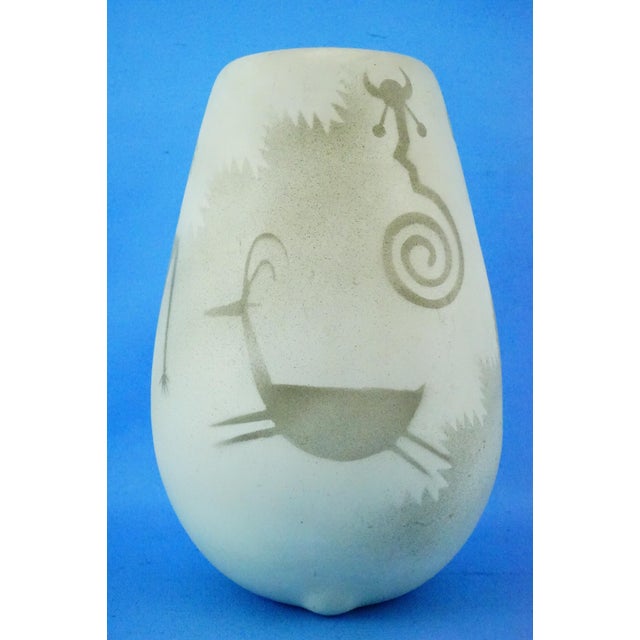 White 20th Century Modernist Navajo Ceramic Vase with Native American Decoration from Melvin Redhorse, United States, 1970s For Sale - Image 8 of 18