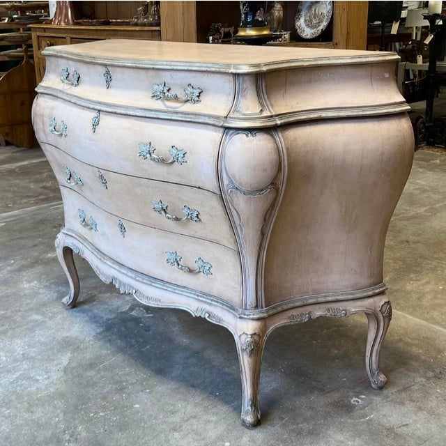 French Louis XV Style Pink Blush & Silver Gilt Serpentine Bombay Chest / Commode For Sale In Atlanta - Image 6 of 8