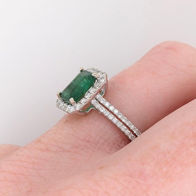 Modern Split Shank Emerald Ring With a Natural Diamond Halo: Solid 14k Gold, 8×6mm, Size 6.75 For Sale - Image 3 of 8