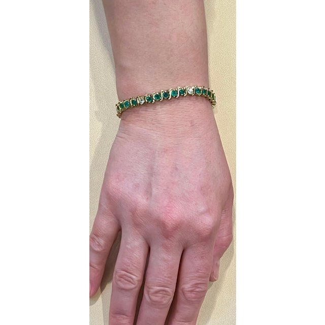 6 Carat Emerald & 1.5 Carat Diamond Tennis Bracelet 14 Karat Yellow Gold S-Shape For Sale - Image 13 of 18