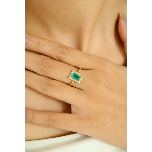 Metal Unique 18k Gold Tapered Baguette Emerald Ring for Bride Size 6.5 For Sale - Image 7 of 13