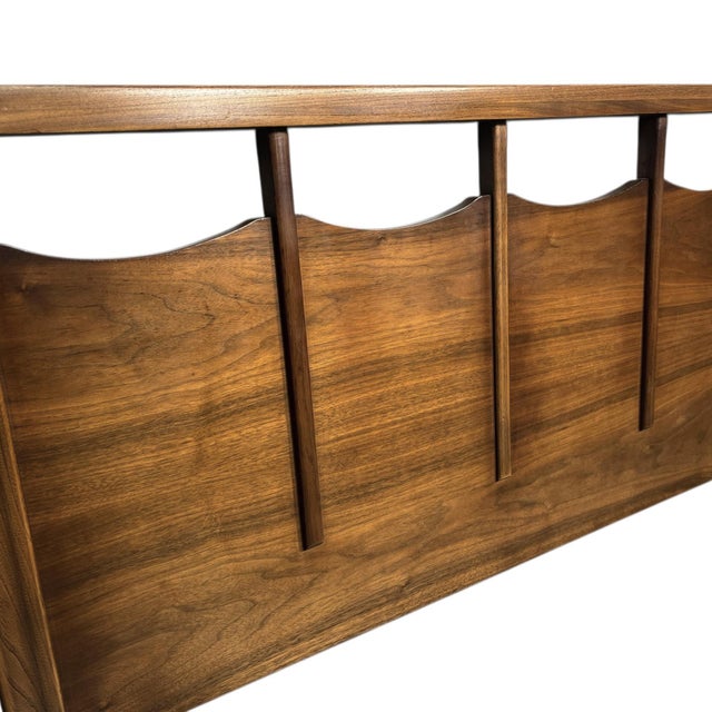 1950s Mid-Century Modern Walnut Queen Bed Headboard by Hoke Wood Products For Sale - Image 5 of 8