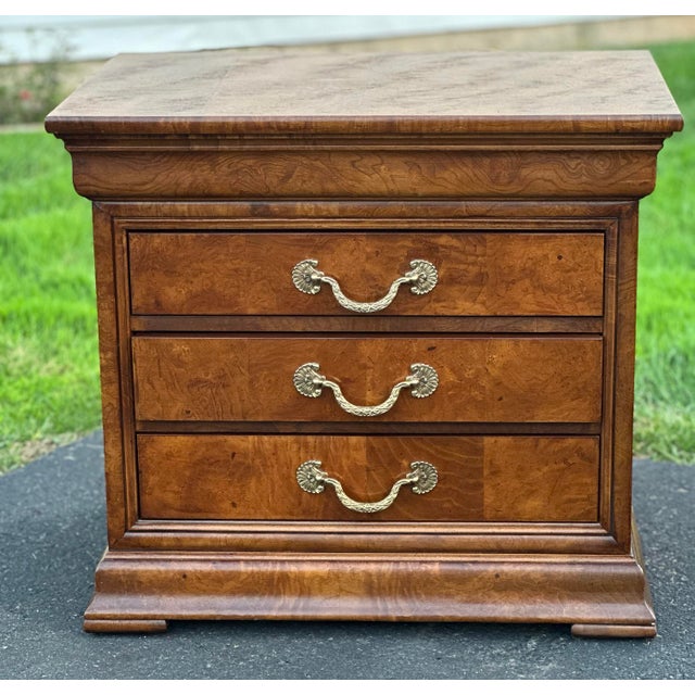 Henredon 1990s Henredon French Regency "Charles X" Burl Wood Bedside Chests - A Pair For Sale - Image 4 of 11