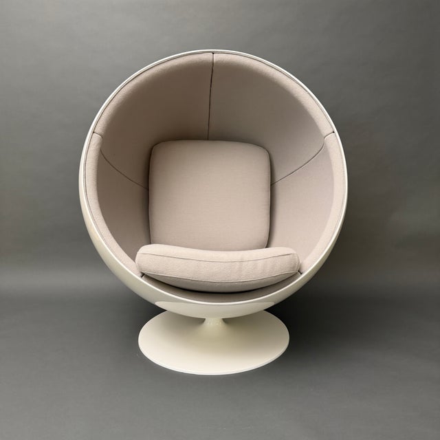 Asko Ball Chair in White and Grey by Eero Aarnio for Asko, Finland, 1960s For Sale - Image 4 of 18